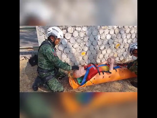 El Equipo de Respuesta Inmediata a Desastres del Ejercito Mexicano trabaja para salvar vidas