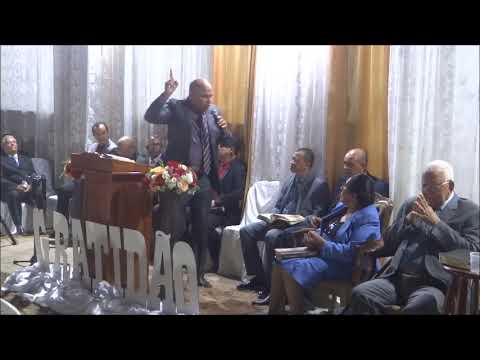Ministração do pastor Ranon e entrega de presente.