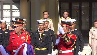 นายกรัฐมนตรียืนเคารพธงชาติ ณ แท่นยืนเคารพธงชาติ หน้าตึกสันติไมตรี