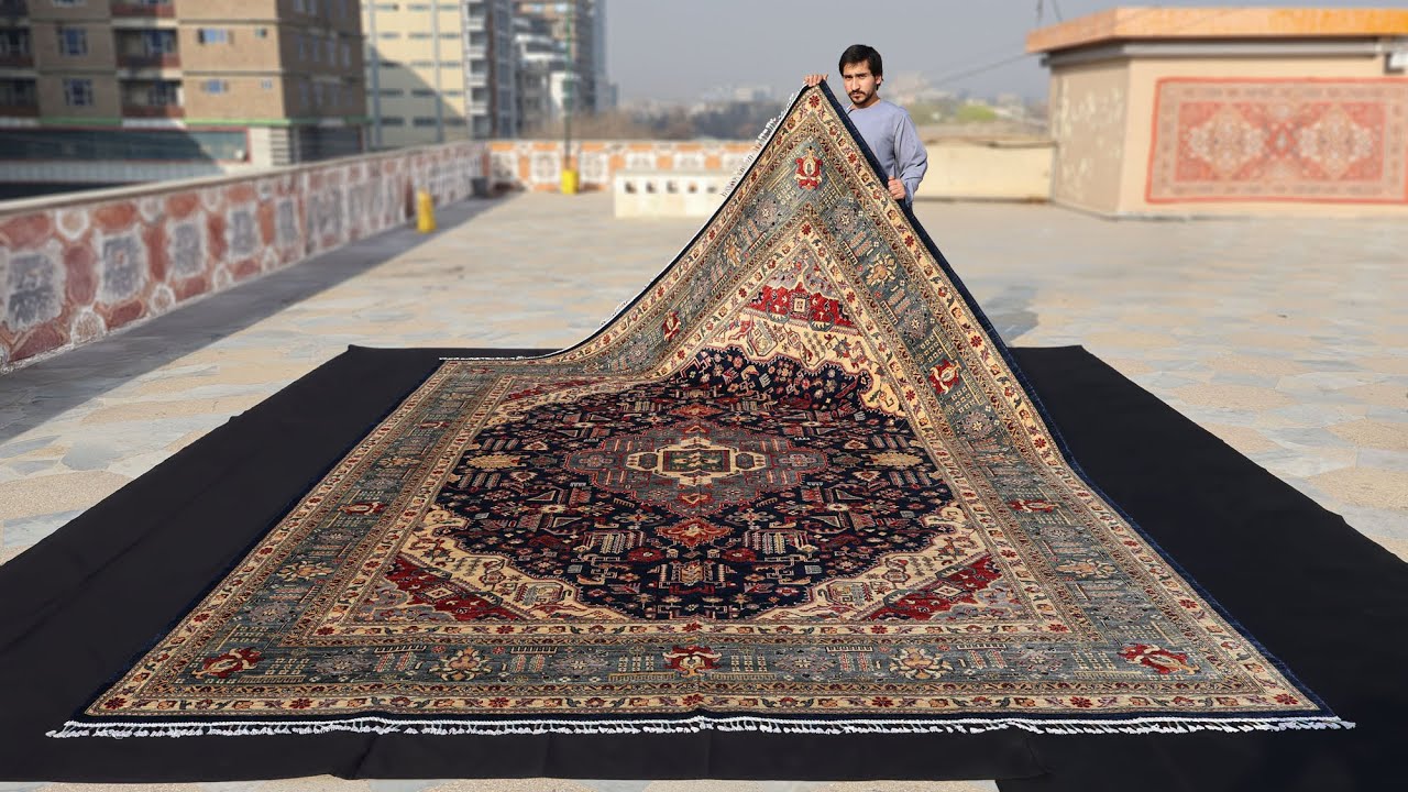 10x13 Navy And Cream Heriz Area Rug