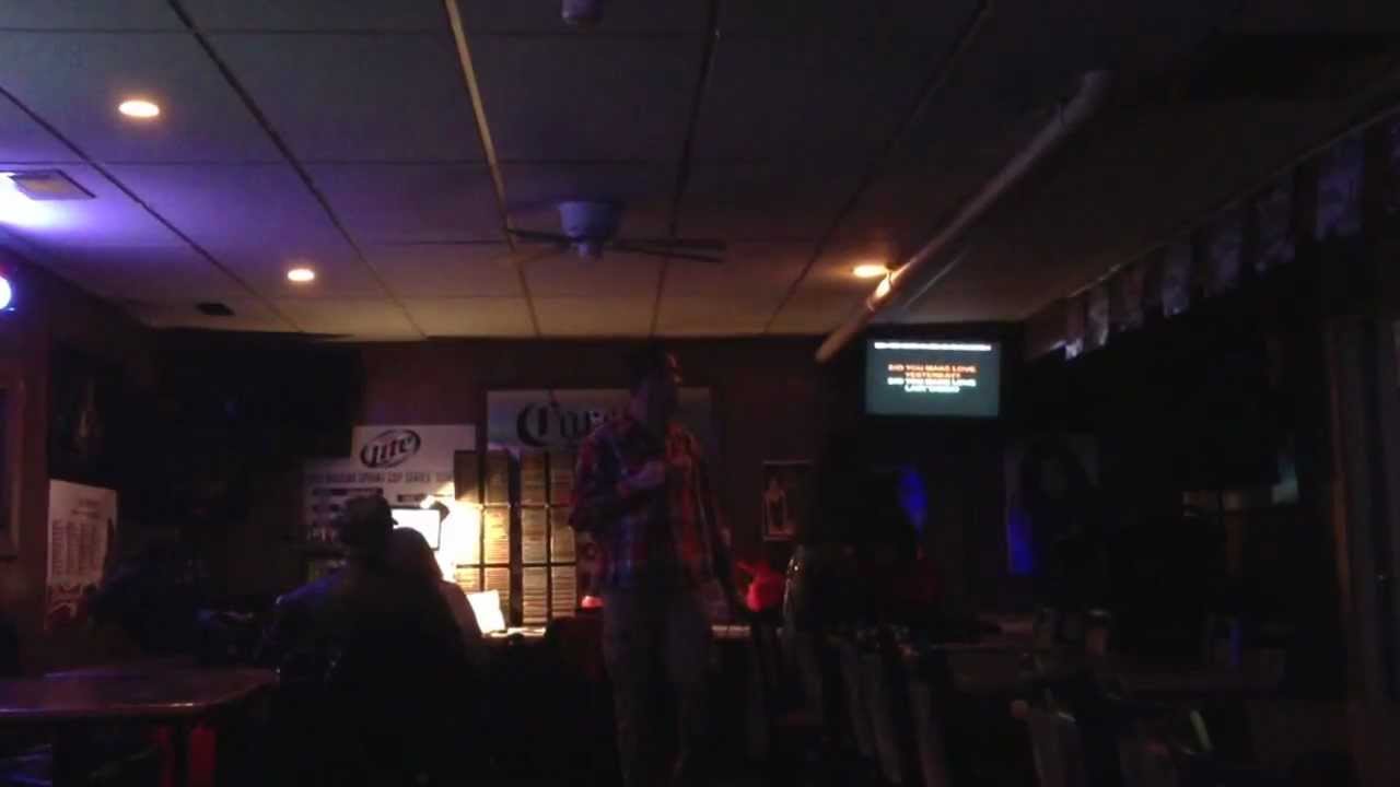 Jeff Shackelford singing his rendition of Strokin with Kyle Julius dancing double fisted