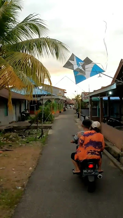 Aksi ngejar layangan yg bikin gempar warga