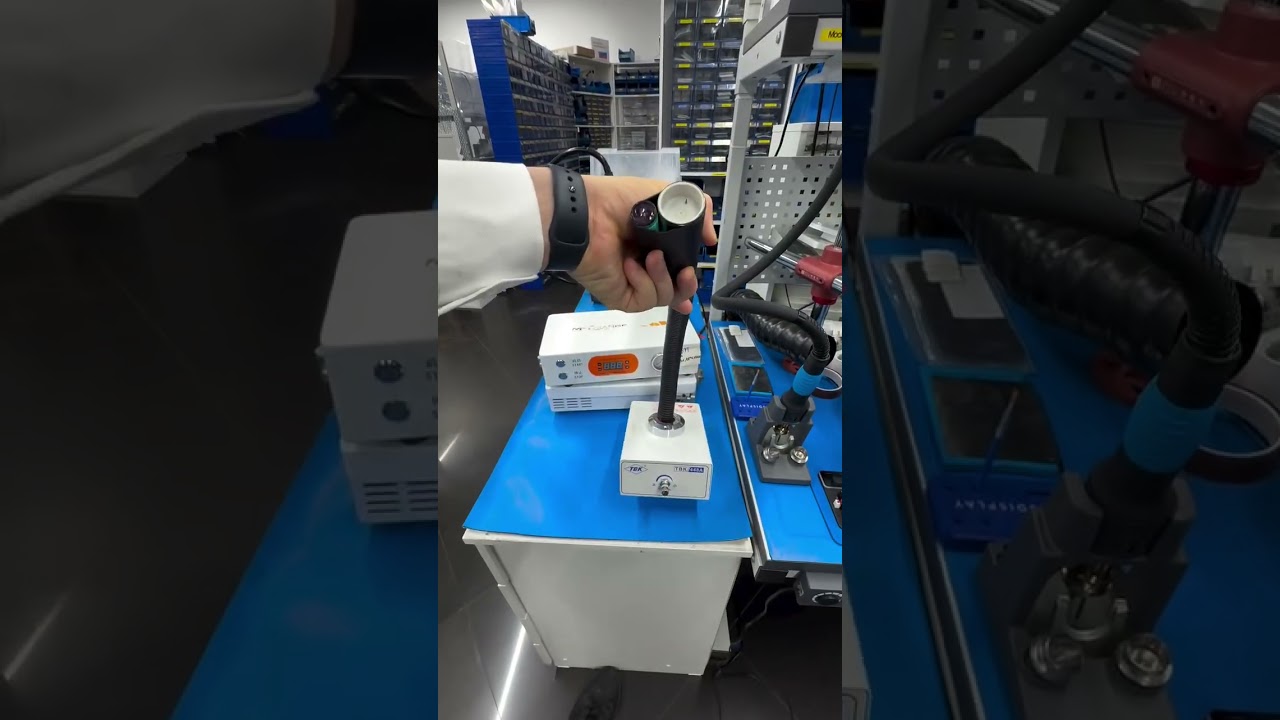 Зачем вам ионизатор при замене стекла iPhone: убираете статику и пыль за микросекунды