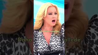 Müge Zanlının Bacaklarına Bakıyor Şfetteyiz Şfet Ügeanlı