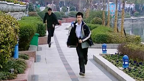 霸道總裁當街抓住窮小偷，怎料竟是自己的兒子，後悔已經晚了！ - 天天要聞
