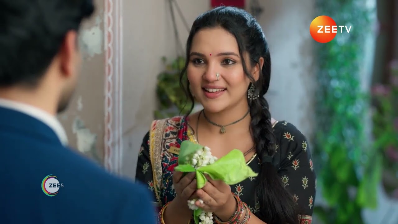 Vasudha | Devaansh gives a gift to Vasu.