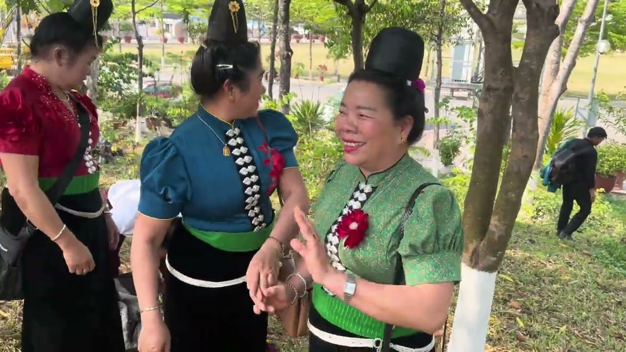 ANH HOA NHÀI HÁT LẤY CẢ HAI VỢ