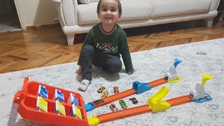 Hot Wheels Setini Ve Hot Wheels Arabaları Gören Mehmet Ömer Çok Mutlu Oldu Eğlenceli Çocuk Videosu