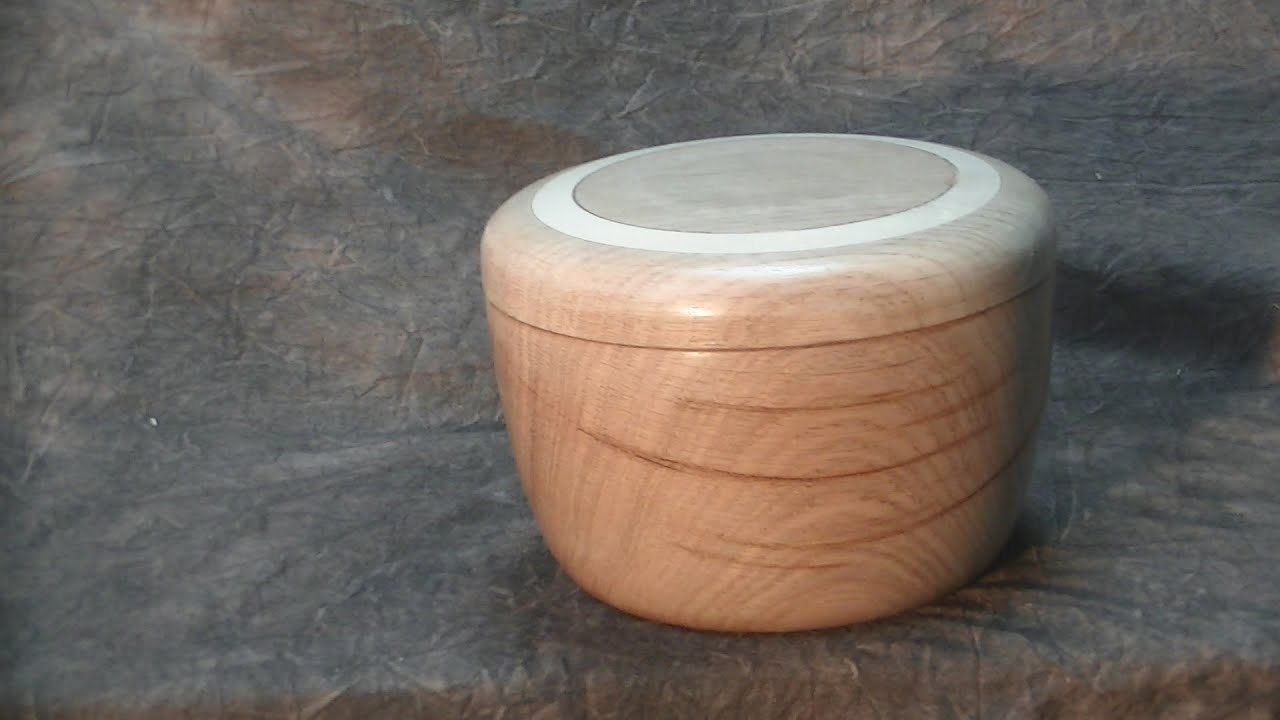 woodturning an oak bowl with lid and maple inlay