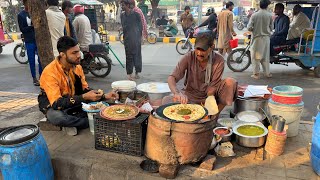 60/- Rs ROAD SIDE DESI BREAKFAST 😍 ALOO PARATHA WITH SAAG \u0026 MAKHAN - PAKISTANI LATEST STREET FOOD