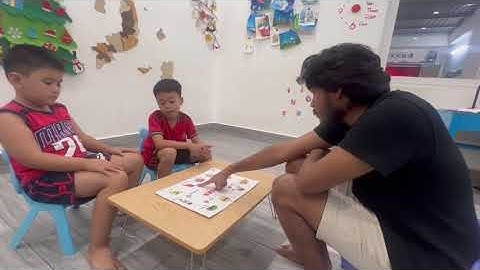 Tiếng Anh Giao Tiếp Phan Thiết: Tony and Jin practice talking about Senses