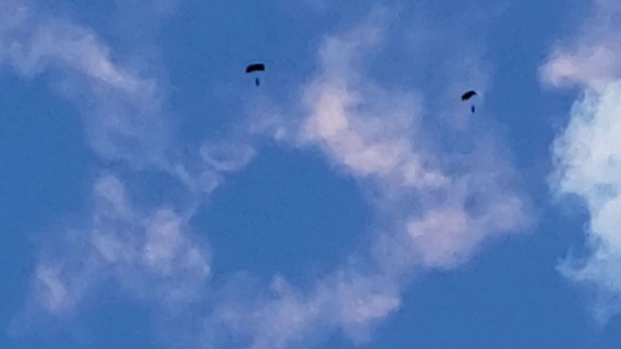 parashooters drop from c-130