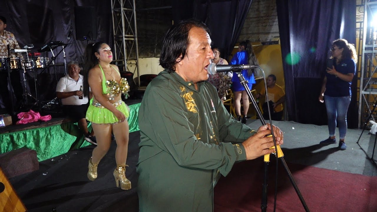 RAUL ESCUDERO  Y RUSMELL ESPINOZA  / Mix huaynos bailables ( local imperial de Pro 25 )
