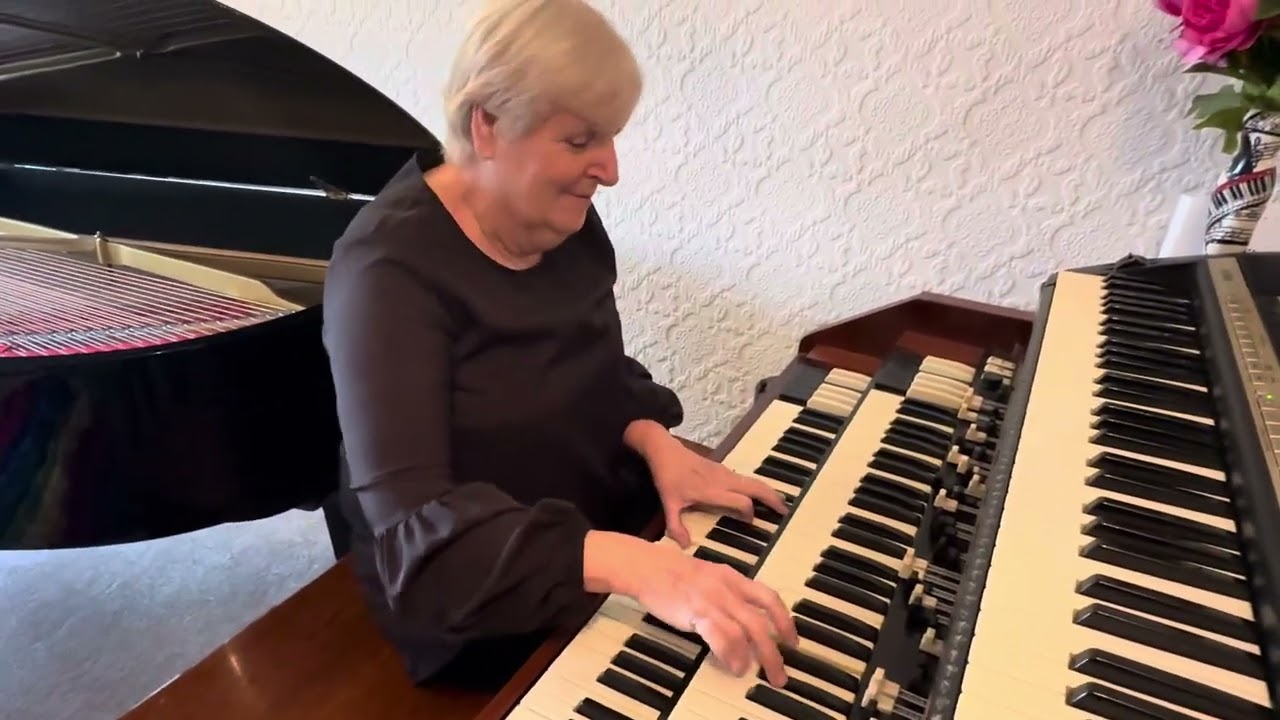 Jean Martyn plays her Hammond D152 32 pedaal and with Leslie 145