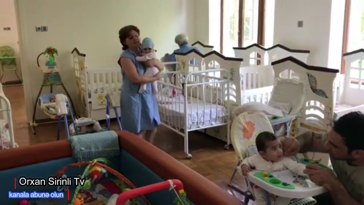 Kamil Zeynalli korpeler evinde - O korpelere coxlu hediyyeler bagisladi