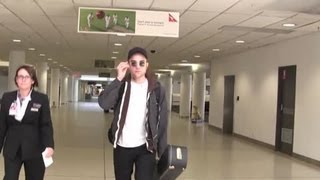 A Lonely Robert Pattinson and His Guitar are Escorted Through Melbourne Airport - Splash News