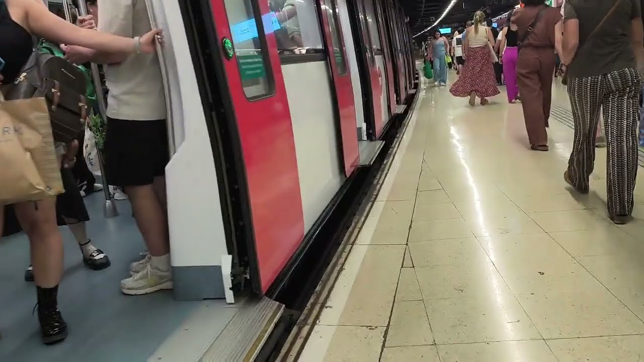 Metro Barcelona L1 Trayecto de Santa Eulalia a Catalunya en Serie 8069