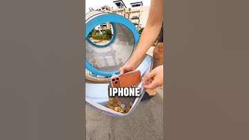 Hij heeft zojuist een iPhone gevonden, begraven in het zand!😲