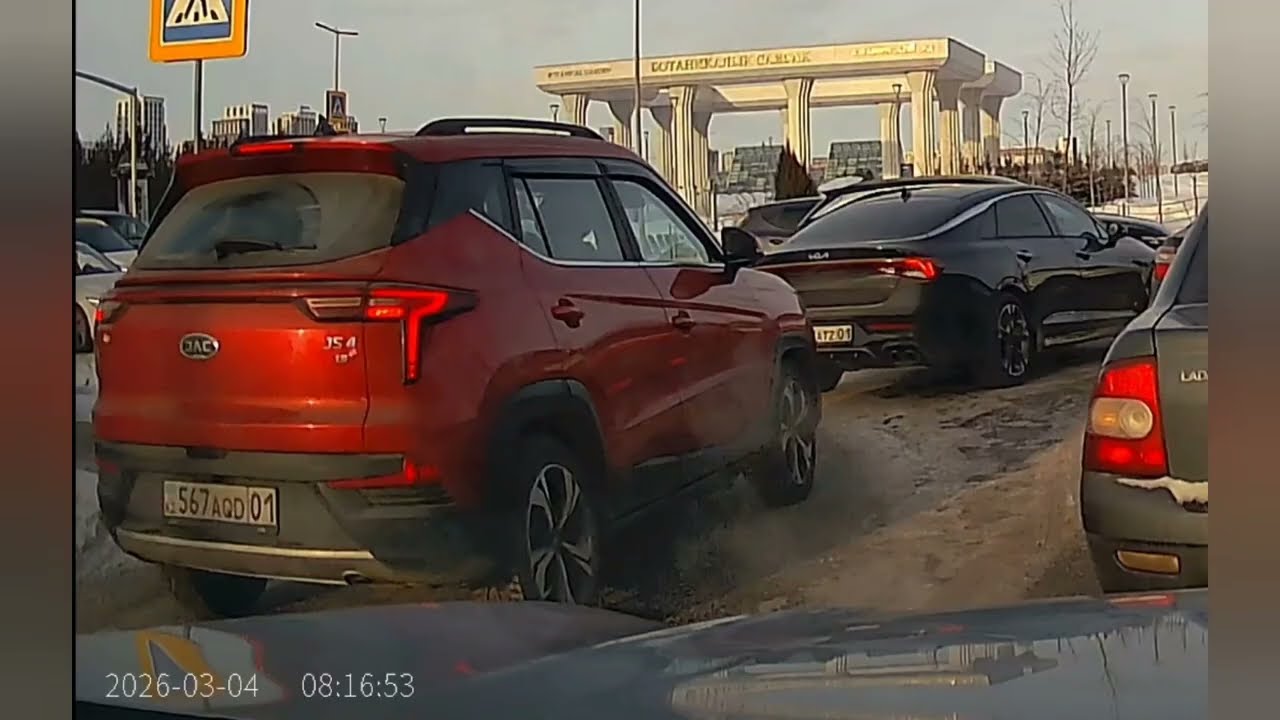 04.03.2026 Астана ул.Е116 в направл на ул.Туркестан встречное движение 538AHX01 898ATZ01 567AQD01