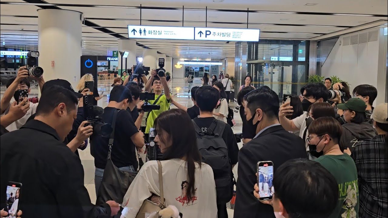 Behind Sana Twice 트와이스 at Gimpo Airport 250918