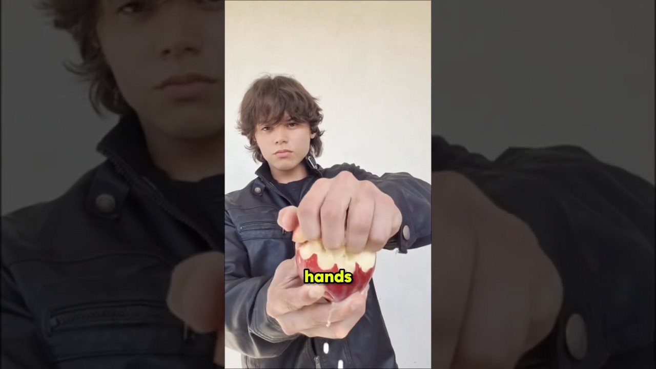 Как порвать яблоко руками 😨