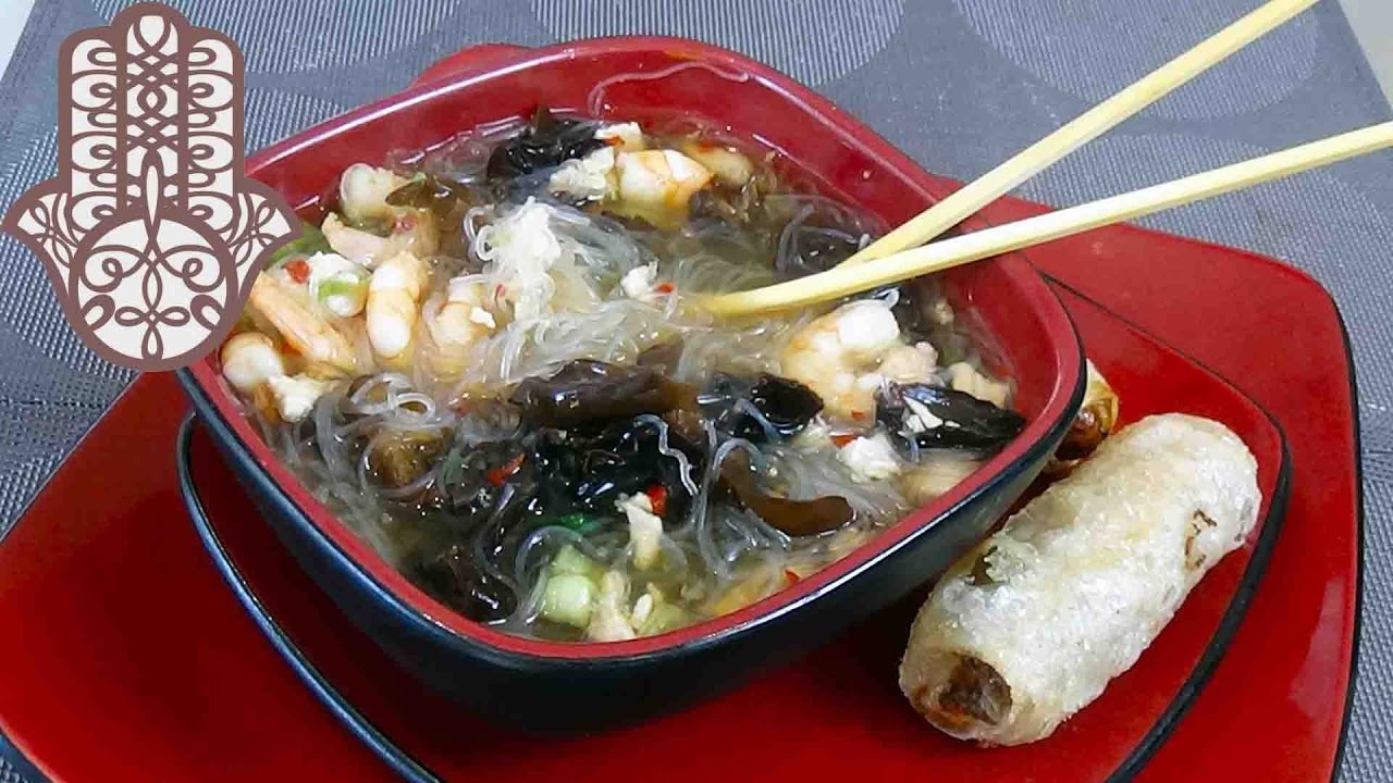Soupe chinoise de vermicelles au poulet et champignons noirs