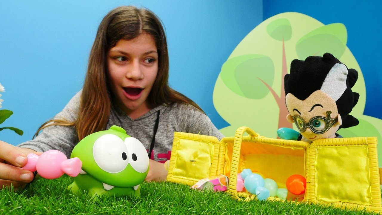 Om Nom oyuncak saklambaç oynuyor! 🍭 Ama biri gizlice şeker veriyor! 😯🚫