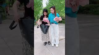 A warm scene of kindness on the road #helpothers #kindness #inspiration