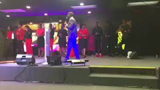 Makanaka Mwari Baba : Rev Chivaviro sings the chorus before preaching at HIC Dallas USA