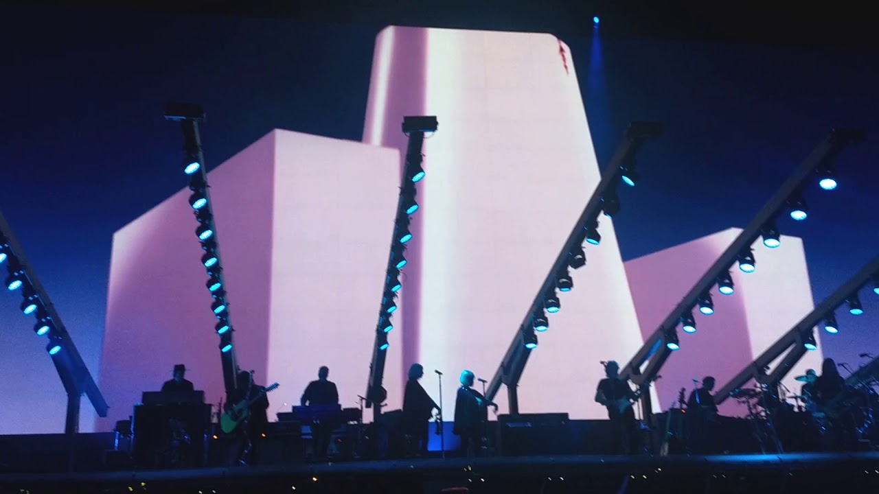 Roger Waters leva música e política ao palco do Mineirão nesta