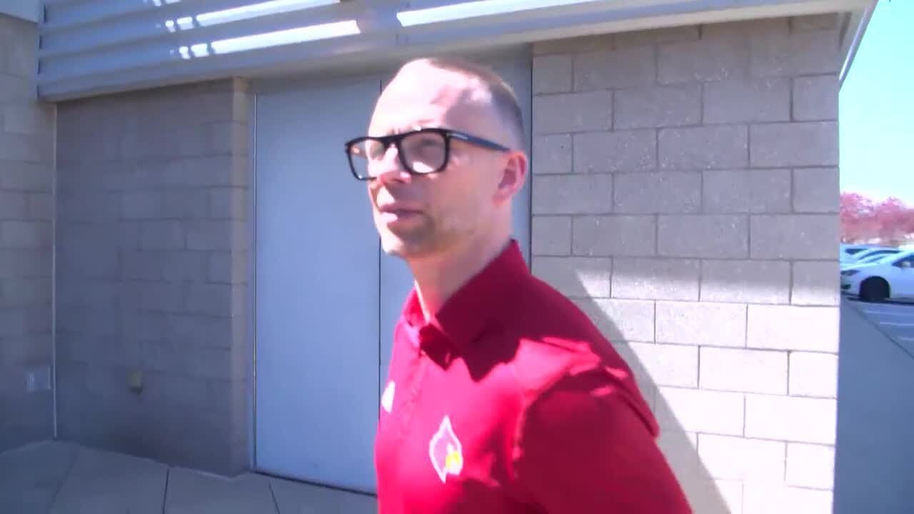 Pat Kelsey arrives in Louisville ahead of UofL's coaching announcement