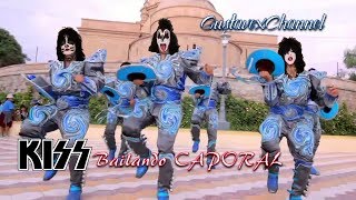 Kiss bailando Caporal