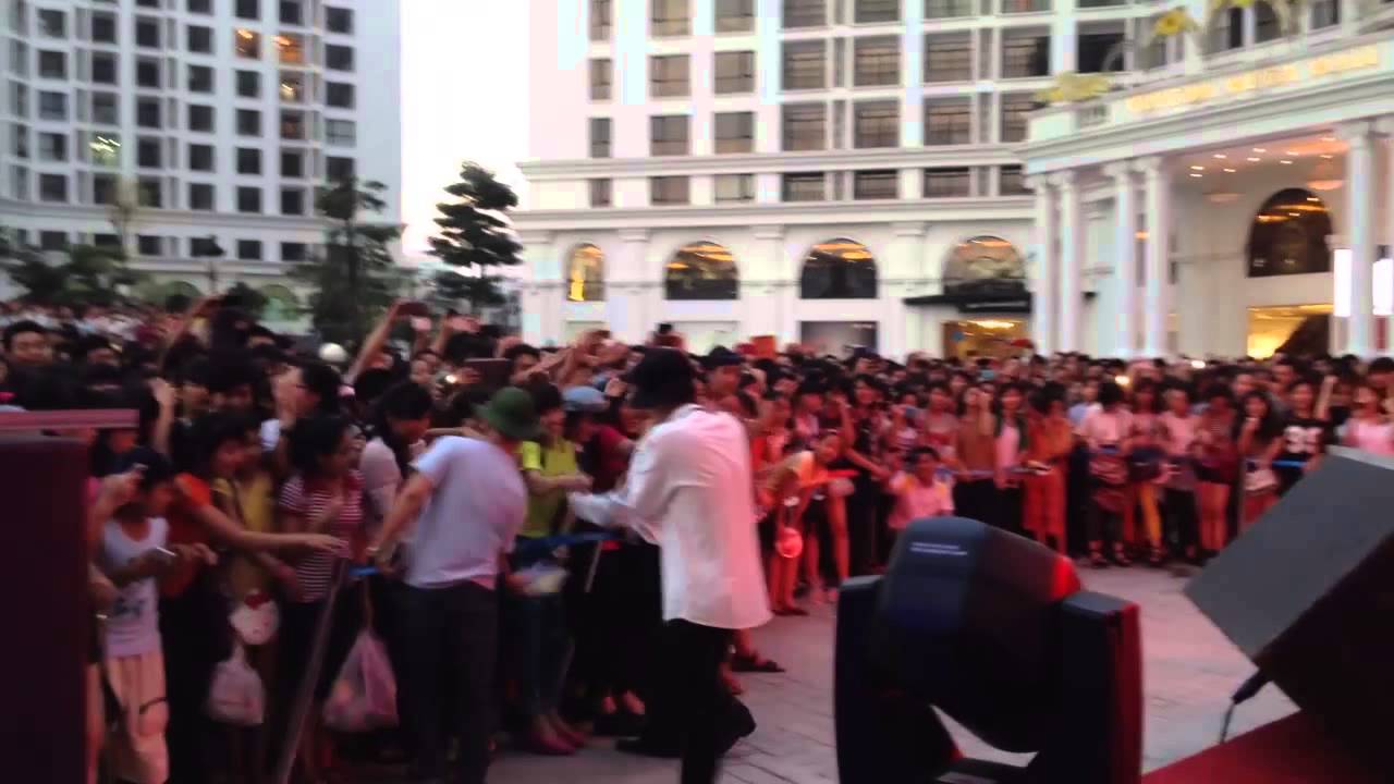Vanh Leg - (Live) Hanoi gift fair 8-6-2014
