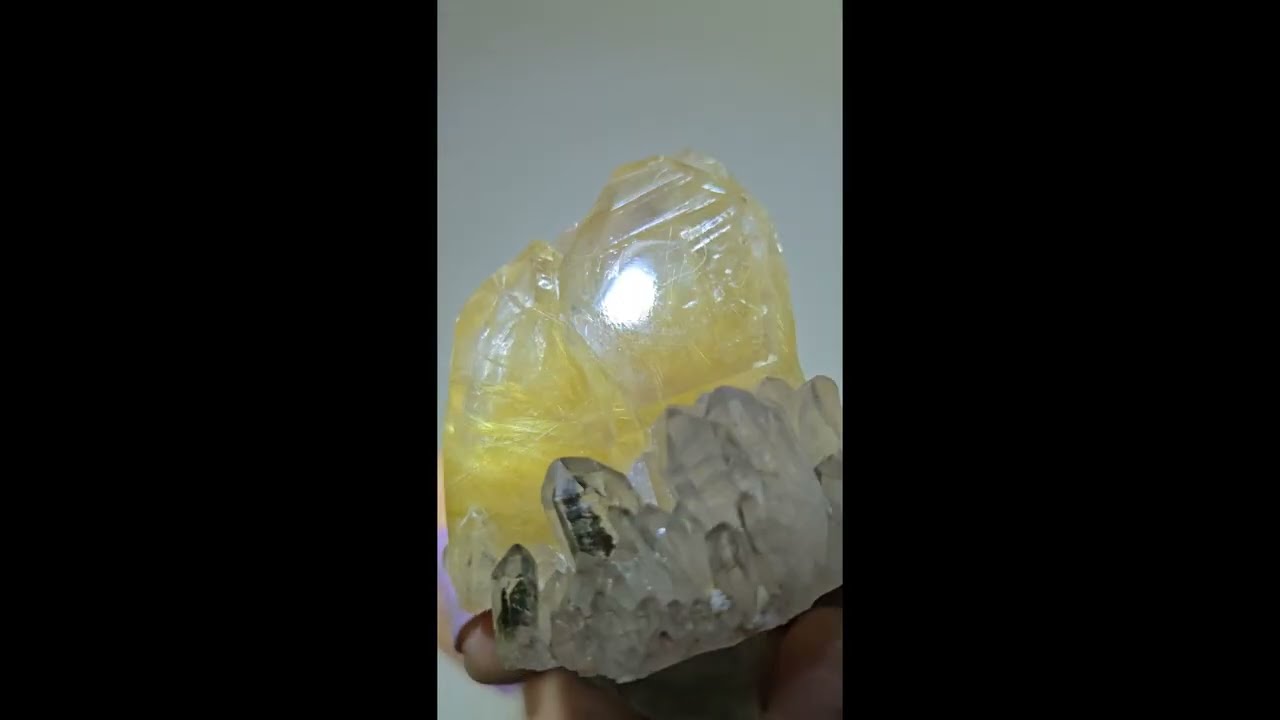 Golden rutilated quartz with chlorite points, rainbows - RT110