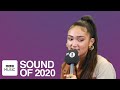 Capture de la vidéo Joy Crookes Talks Teaching Herself To Play Music "I Was Inspired To Make Music Because I Was Bored"