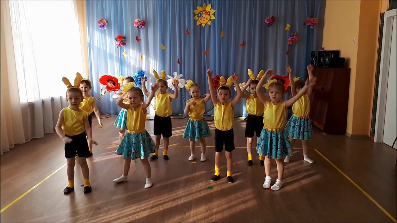 Танец счастье в детском саду на выпускном. Танец солнечные зайчики в детском саду. Костюмы для танца солнечные зайчики. Весенний танец для детей средней группы. Танец зайчиков в детском.