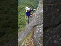 断崖絶壁で足を一瞬滑らせる