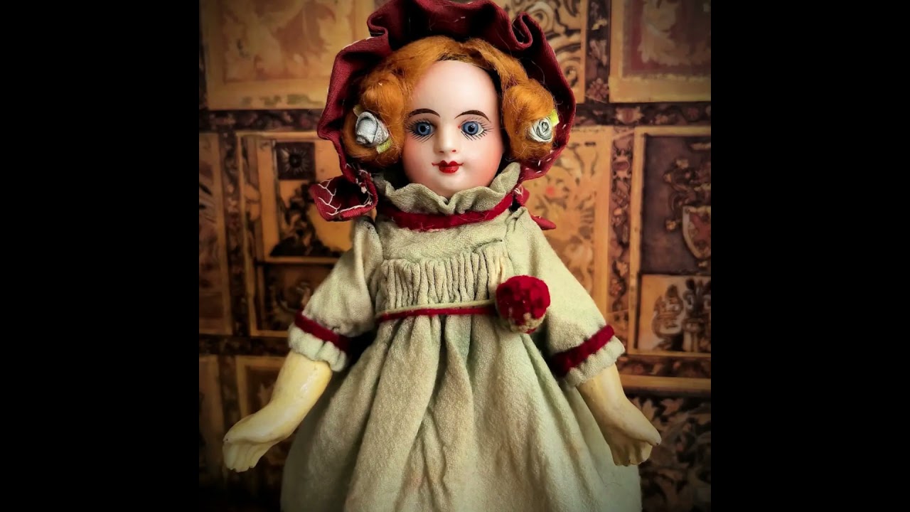 Peek at the collection of dolls and dollhouse miniatures on Ruby Lane. #vintage #dolls #antique