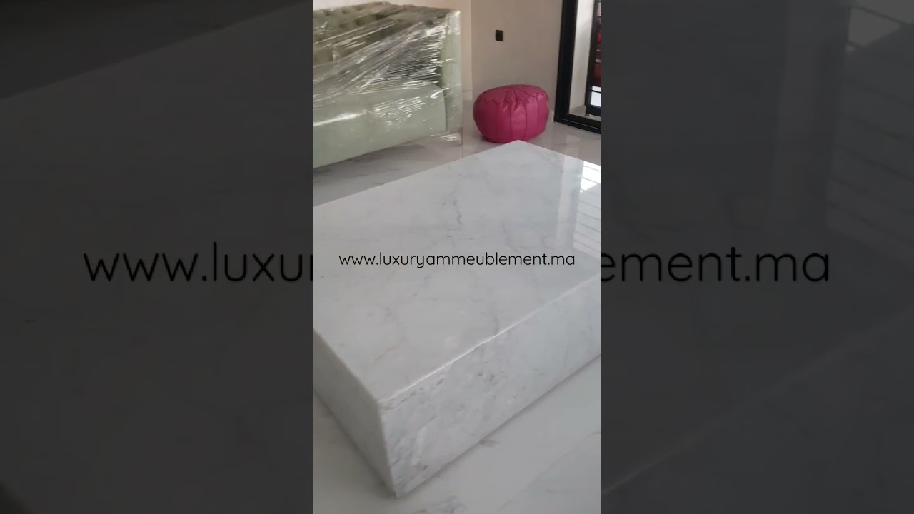 Table forme de cube en marbre naturel blanc et canapé 