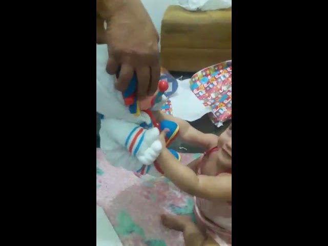 REAÇÃO DA CRIANÇA AO GANHAR O BONECO DO PATATI