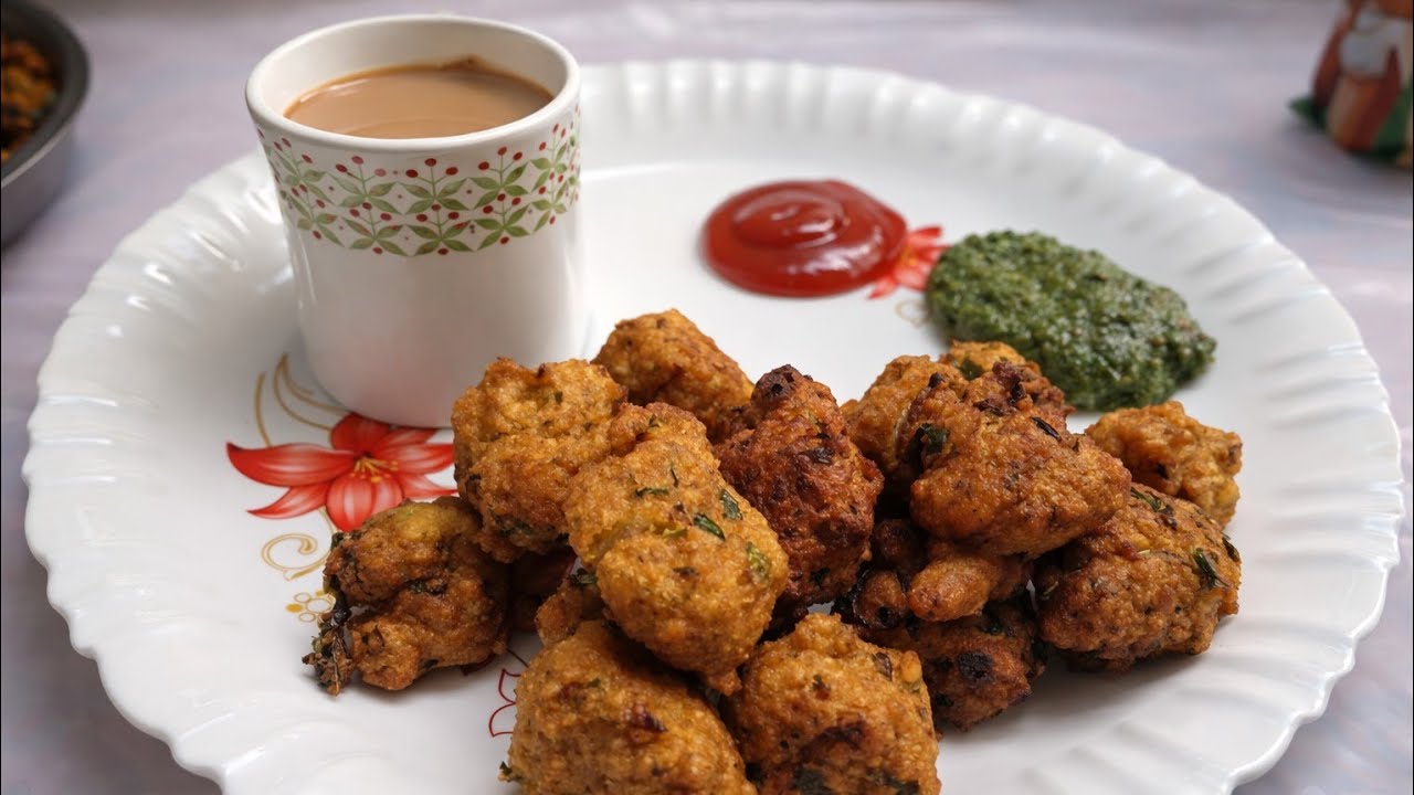 Mix dal pakode with green chutney 