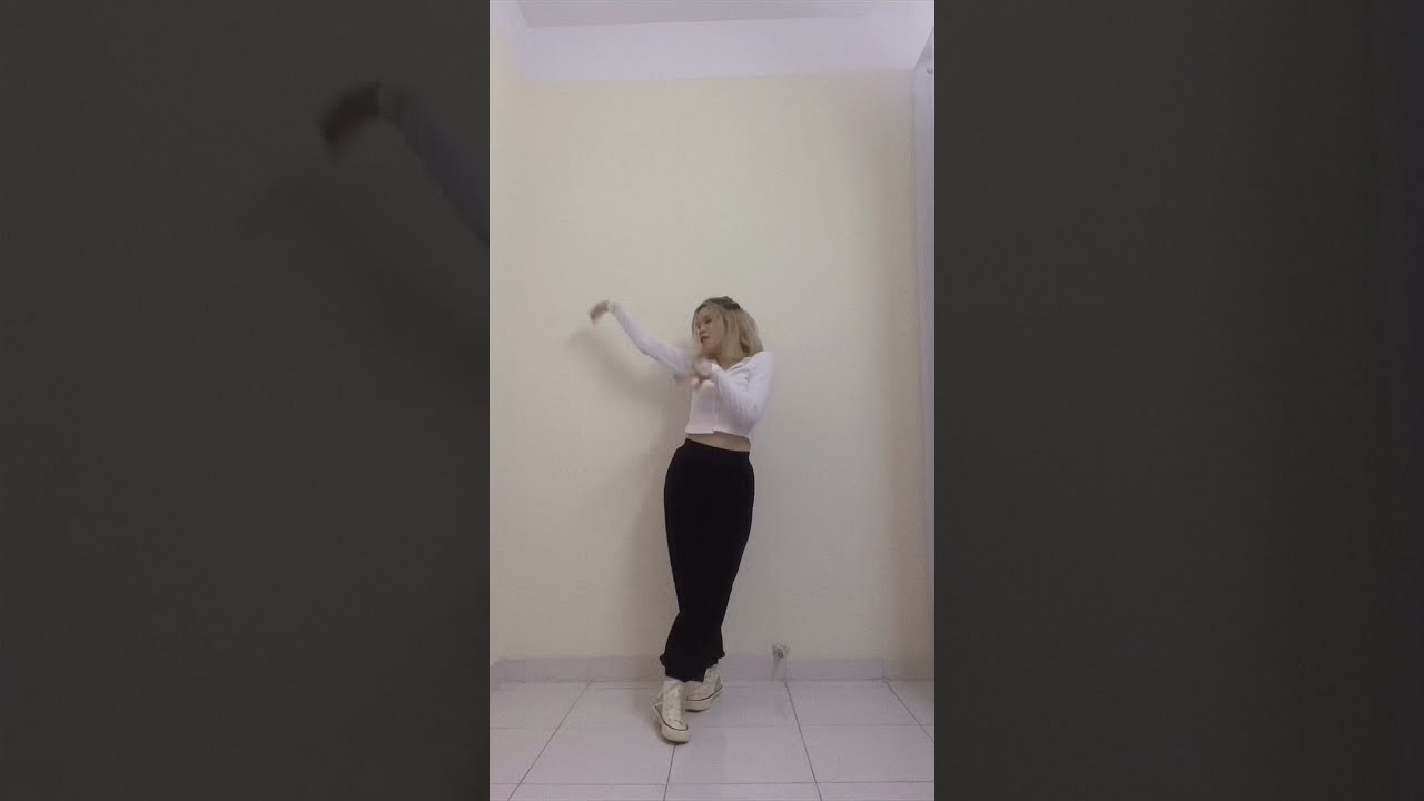 EVERGLOW (에버글로우) - Pirate Chorus Dance Cover | hiannassi 