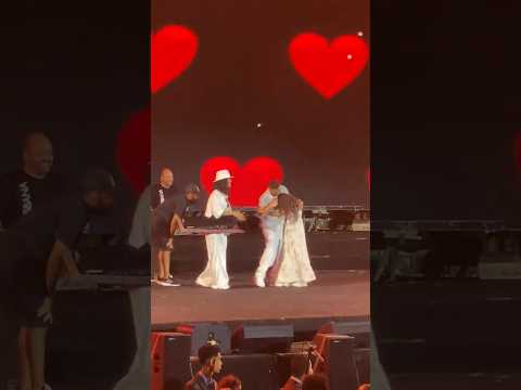 معجبه تمسك تامر حسني بقوه وتحضنه