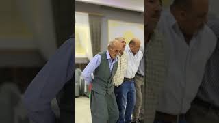 Emo Emo Yaşlı Amca Mükemmel Oynuyor Resimi