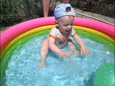 Бассейн в 8 месяцев. Плавание грудничка в ванной. Дети плавают в бассейне. Занятия в бассейне для детей. Грудничковое плавание в ванной.