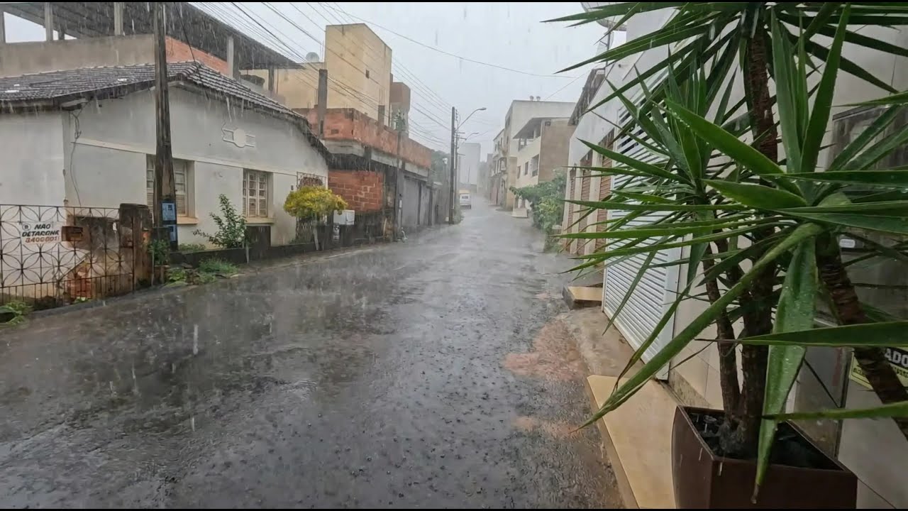 CAMINHANDO SOB CHUVA FORTE NO BRASIL 🌧️⛈️  TROVÕES, VENTOS INTENSOS E CHUVA PESADA NA CIDADE