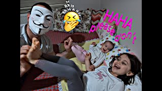 AYAK GIDIKLAMA 3 / Hello Neighbor ağlayan yaramaz bebek  ve ablasının ayağını gıdıklıyor /funny kids