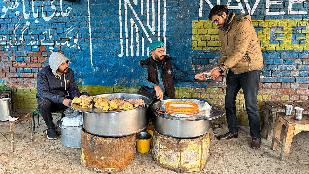 50-Year-Old Cheapest Breakfast for Labor Workers 😍 | Chanay & Bong Paye | Pakistan Street Food 🇵🇰