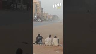كأنه فيلم.. سودانيون يشاهدون الحرب مباشرة!