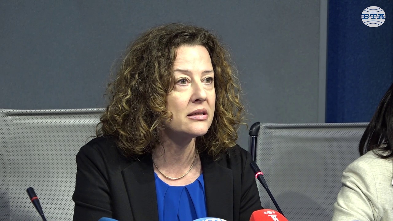 Полетът, с поредната група български граждани, пътува за Дубай, каза Ирена Димитрова